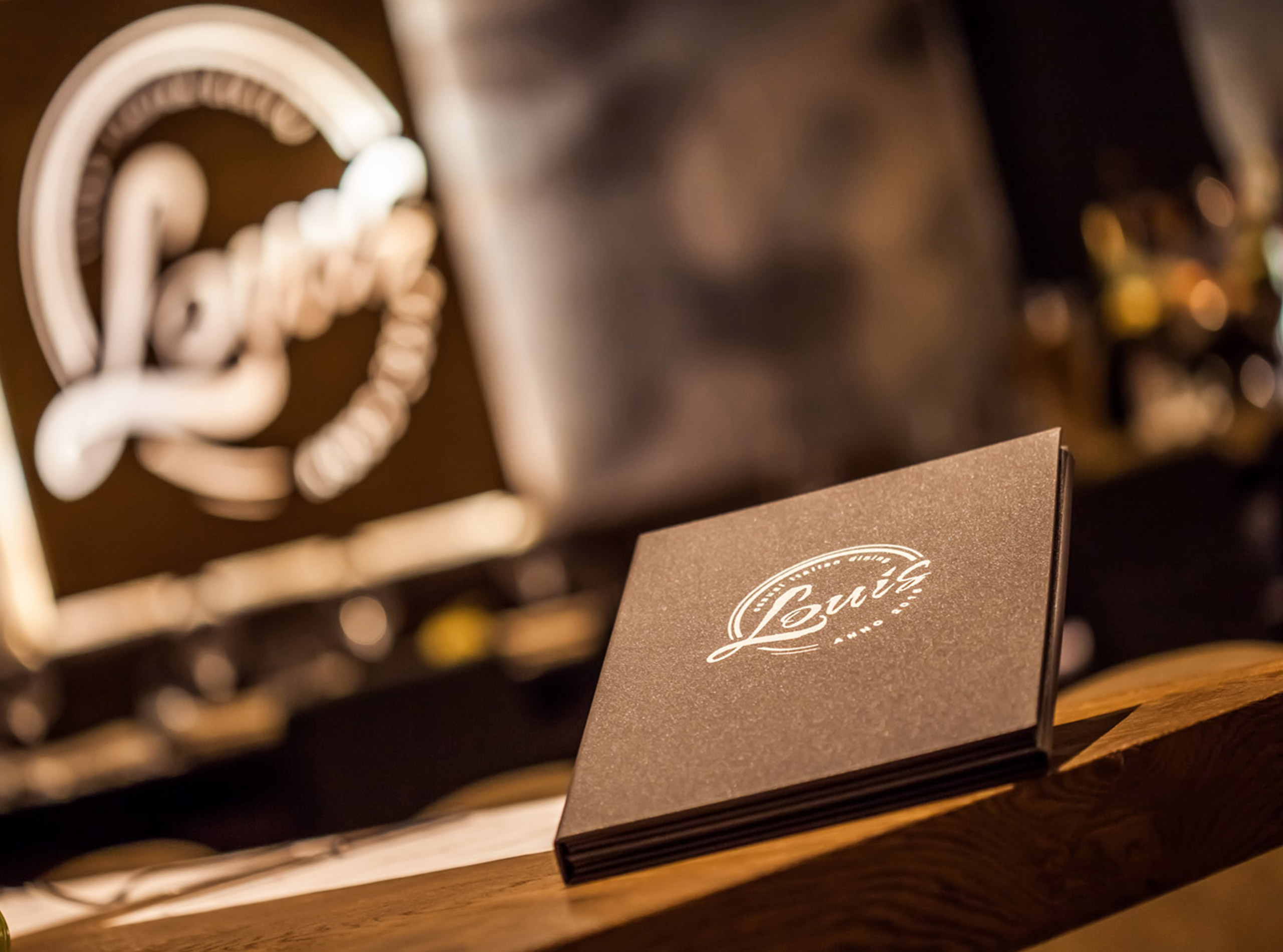 Weinkarte mit geprägtem Logo für das Restaurant LOUIS 2