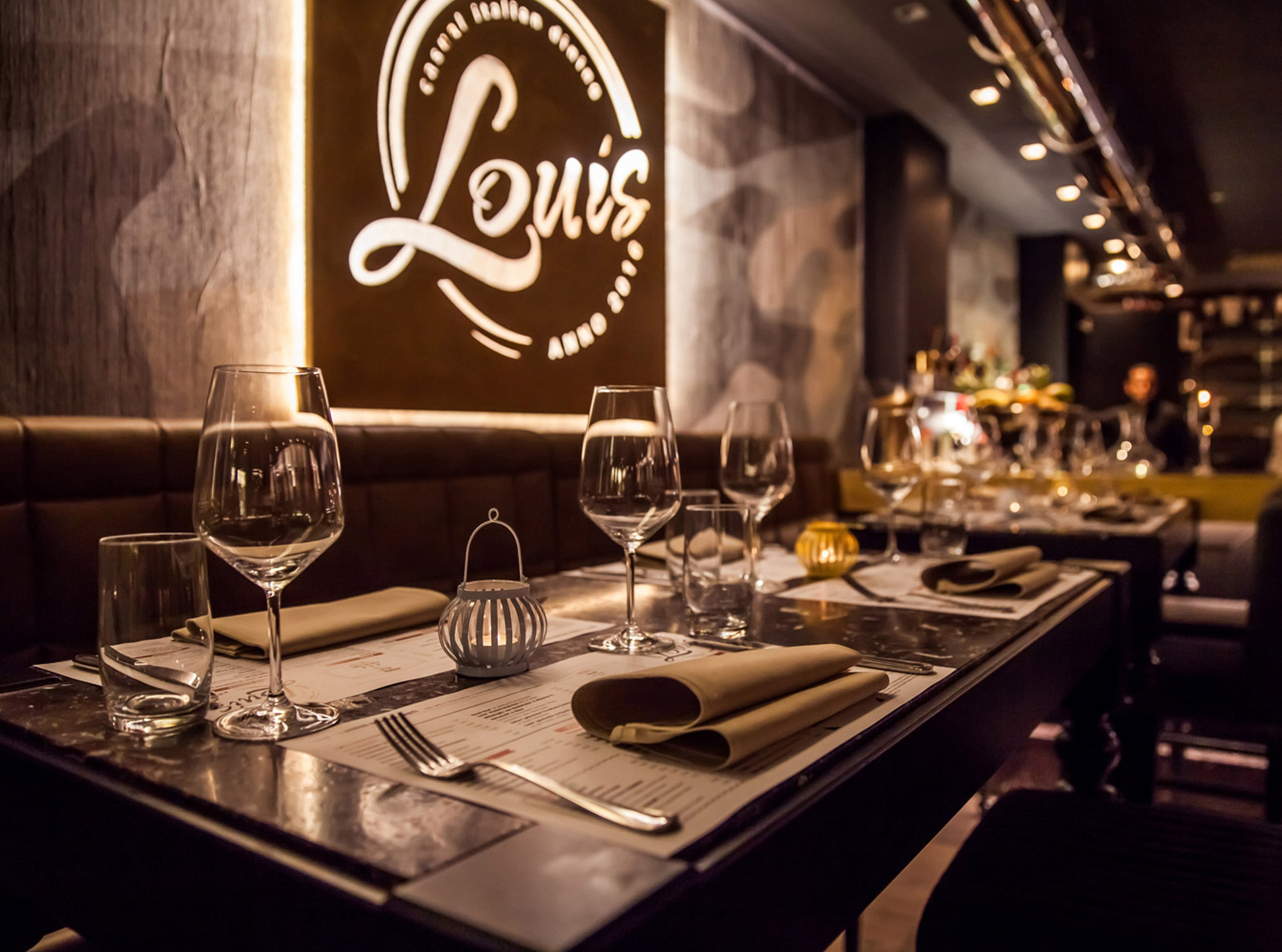 Beleuchtetes Schild mit Logo im Restaurant LOUIS 4