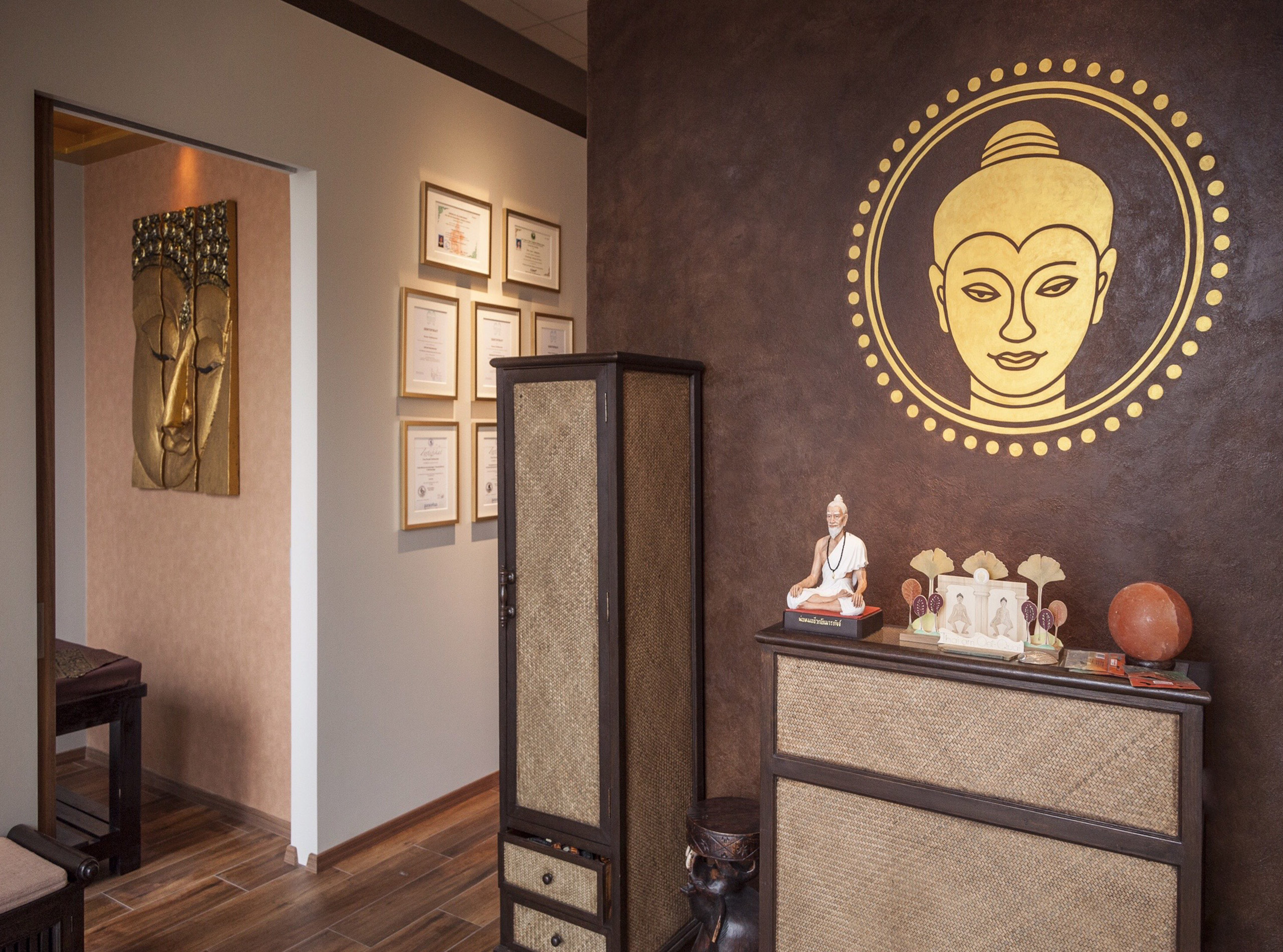 Wandmalerei mit Goldfarbe für SUNAN Thai Massage 2