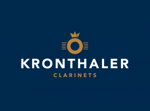 Logo Design auf blauem Hintergrund für Kronthaler Clarinets